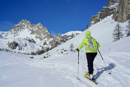 Frau auf Skitour steigt zum Colle d´Enchiausa auf, Blick auf Monte Oronaye, Valle Enchiausa, Valle Maira, Cottische Alpen, Piemont, Italien