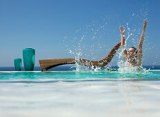 Junge Frau im Pool, Mallorca, Balearen, Spanien