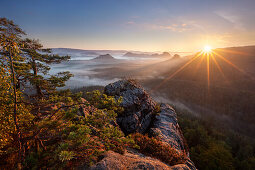 Blick vom Gleitmannshorn über den kleinen Zschand mit Nebel zum Sonnenaufgang mit Felsen im Vordergrund, Kleiner Winterberg, Nationalpark Sächsische Schweiz, Sachsen, Deutschland