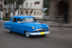 Gezoomte Aufnahme von amerikanischem Oldtimer Auto bei Fahrt vor dem Kapitol, Havanna, Havana, Kuba, Karibik