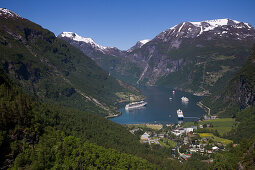 Blick vom Aussichtspunkt Flydalsjuvet auf Kreuzfahrtschiffe im Geirangerfjord, Geiranger, More og Romsdal, Norwegen, Europa