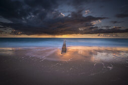 Sonnenuntergang mit Gewitterwolken an der Ostsee im Nationalpark Vorpommersche Boddenlandschaft, Dierhagen, Fischland-Darß-Zingst, Mecklenburg Vorpommern, Deutschland