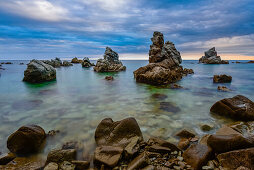 Felsen am Strand von Cala del frares, Sa Caleta, Mittelmeer, Lloret de Mar, Costa Brava, Katalonien, Spanien