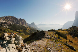 Blick vom Grödner Joch bei Sonnenaufgang Richtung Osten, Gröden, Dolomiten, Südtirol, Italien