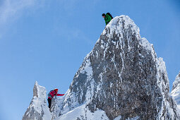 junges Paar beim Klettern im Winter am Hochwannig, Ehrwald, Mieminger Berge, Tirol, Österreich