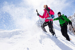 junges Paar beim Bergsteigen im Winter am Hochwannig, Ehrwald, Mieminger Berge, Tirol, Österreich