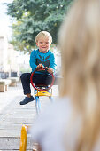 Junge, 4 Jahre, auf einer Wippe, Kinderspielplatz, Spielplatz, MR, Soller, Mallorca, Spanien