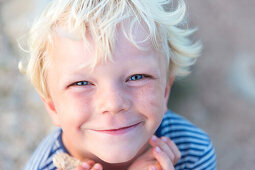 blonder Junge mit Sommersprossen, 4 Jahre alt, lacht, Urlaub, Sommer, MR, Mallorca, Balearen, Spanien, Europa
