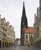 Häuser und Arkaden und Lambertikirche am Prinzipalmarkt , Münster , Münsterland , Nordrhein-Westfalen , Deutschland , Europa