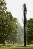 Brunnen und Skulptur <Large Vertebrae> von Henry Moore in Grünanlage beim Aasee , Münster , Münsterland , Nordrhein-Westfalen , Deutschland , Europa