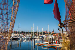 Blick durch ein Fischernetz auf die Altstadt, Flensburg, Flensburger Förde, Ostsee, Schleswig-Holstein, Deutschland