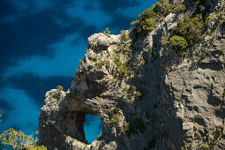 Felsbogen oberhalb des Meeres an der gebirgigen Küste, Golfo di Orosei, Selvaggio Blu, Sardinien, Italien, Europa