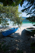 Fischerboote am Ufer des Walchensees mit Blick auf die Insel Sassau, Walchensee, Bayern, Deutschland