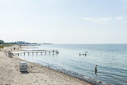 Holzsteg in die Ostsee am Strand von Heiligenhafen, Schleswig-Holstein, Ostsee, Norddeutschland, Deutschland