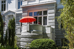 roter moderner Sonnenschirm auf dem Balkon eines Jugenstilhauses in Hamburg, Hamburg, Deutschland