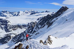 Frau auf Skitour steigt zum Äußerer Bärenbartkogel auf, Äußerer Bärenbartkogel, Langtauferer Tal, Vinschgau, Ötztaler Alpen, Südtirol, Italien