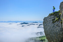 Frau beim Wandern steht auf Nagelfluhfelsen, Nebelmeer im Tal, Hochgrat, Nagelfluhkette, Allgäuer Alpen, Allgäu, Schwaben, Bayern, Deutschland