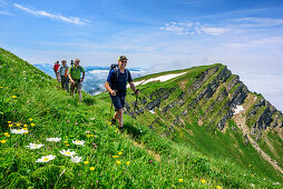Mehrere Personen beim Wandern steigen zum Rindalphorn auf, Rindalphorn, Nagelfluhkette, Allgäuer Alpen, Allgäu, Schwaben, Bayern, Deutschland
