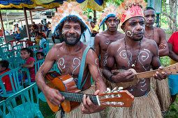 Stammesmitglieder in traditionellen Kostümen musizieren beim Tanz, Biak, Papua, Indonesien, Asien