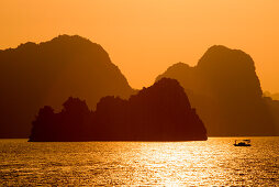 Fischerboot, Ha Long Bay Inseln und Berge bei Sonnenuntergang, Halong-Bucht, Quang Ninh Province, Vietnam, Asien