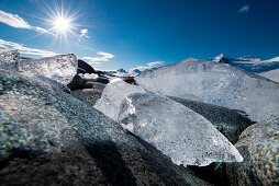Eisbrocken vor dramatischer Bergkulisse, Half Moon Island, Südshetland-Inseln, Antarktis