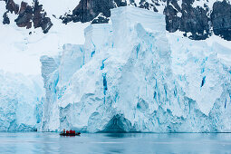Fahrt entlang Eiskante mit Zodiac Schlauchboot von Expeditions-Kreuzfahrtschiff MS Hanseatic (Hapag-Lloyd Kreuzfahrten), Paradise Bay (Paradise Harbor), Danco-Küste, Grahamland, Antarktis