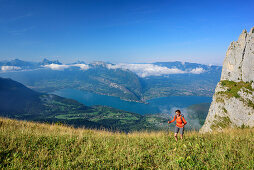 Frau beim Wandern steigt zu La Tournette auf, Lac d'Annecy im Hintergrund, La Tournette, Hochsavoyen, Frankreich