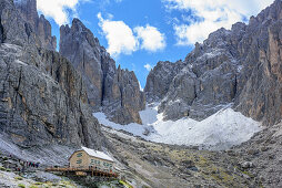 Hut Langkofelhuette in front of Zahnkofel and Plattkofel, Friedrich-August-Weg, Langkofel group, Dolomites, UNESCO World Heritage Dolomites, Trentino, Italy