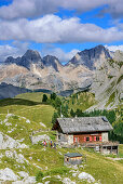 Blick auf Rifugio Vallaccia mit Marmoladagruppe im Hintergrund, Vallaccia, Vallacciagruppe, Marmolada, Dolomiten, UNESCO Weltnaturerbe Dolomiten, Trentino, Italien