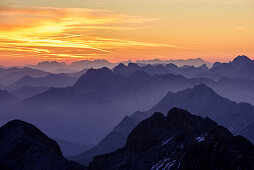 Morgenstimmung über Kaisergebirge und Berchtesgadener Alpen, Karwendel im Vordergrund, von der Zugspitze, Wetterstein, Oberbayern, Bayern, Deutschland