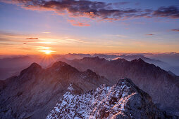 Sonnenaufgang über Alpspitze, Jubiläumsgrat und Wettersteinkamm mit Hochwanner, von der Zugspitze, Wetterstein, Oberbayern, Bayern, Deutschland