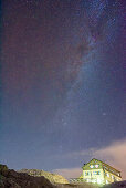 Sternenhimmel mit Milchstraße über Rifugio Rosetta, Pala, Dolomiten, UNESCO Weltnaturerbe Dolomiten, Trentino, Italien