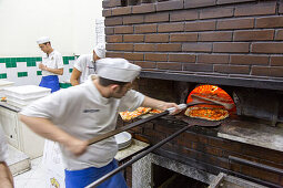 Pizzeria da Michele, pizzeria storica, Pizza Napoletana, Marinara und Margherita, Pizzeria, Restaurant, traditionell, handgemacht, Fladenbrot, Kuppelofen, Steinofen, Feuer, Backen, Kultur, preiswert, Familien, italienische Küche, Lifestyle, Kult, Stadt, N