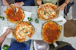 Pizzeria da Michele, Pizza Napoletana, Gäste lassen es sich schmecken, Marinara und Margherita, Pizzeria, Restaurant, Essen am Tisch, Beleg, traditionell, handgemacht, Fladenbrot, Ofen, Feuer, Backen, Kultur, italienische Küche, Lifestyle, Kult, Stadt, Ne