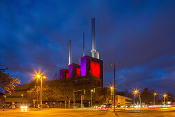 'Linden Heizkraftwerk mit Schornsteinen, abends beleuchtet, illuminiert, Wahrzeichen, ''drei warme Brueder'', Strom- und Waermeerzeugungsanlage, Gas und Dampfturbinenanlage, hochmodern, Energie, Stadtwerke Hannover, Niedersachsen, Deutschland '