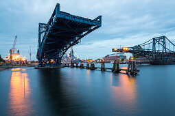 Kaiser-Wilhelm-Bruecke, Abendlicht, Wahrzeichen, Drehbare Stahlbruecke, zweifluegelige Drehbruecke, Stahlfachwerk, Technisches Denkmal, im Hintergrund Deutsches Marinemuseum, Wilhelmshaven, Niedersachsen, Deutschland