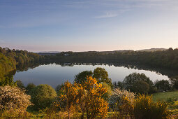 Weinfelder Maar (Totenmaar), near Daun, Eifelsteig hiking trail, Vulkaneifel, Eifel, Rhineland-Palatinate, Germany