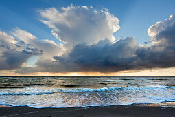 Gewitterwolken am Weststrand, Darss,  Nationalpark Vorpommersche Boddenlandschaft, Ostsee, Mecklenburg-Vorpommern, Deutschland