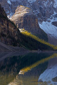 Früher Morgen am Moraine Lake, Banff National Park, Rocky Mountains, Alberta, Kanada