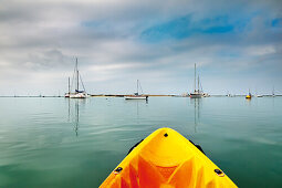 Blick vom Kajak auf Boote in der Lagune, Parque Natural da Rio Formosa, Faro, Algarve, Portugal