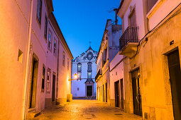 Abendaufnahme, Gasse mit Igreja Matiz, Olhao, Faro, Algarve, Portugal