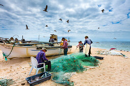 Fischer am Strand, Armacao de Pera, Algarve, Portugal