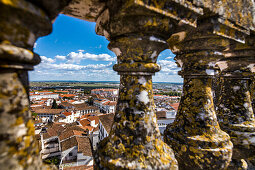 Blick durch Säulen auf dem Dach der Kathedrale, Evora, Alentejo, Portugal