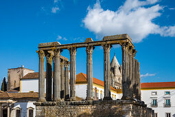 Römischer Dianatempel und Turm der Kathedrale, Evora, Alentejo, Portugal