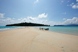 Aerial Bay Harbour, visitors land in Smith Island, northern sand bank between uninhabited islands Ross & Smith Islands, boat trip north of Diglipur, North Andaman, Andaman Islands, Union Territory, India