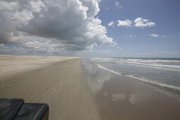 Strand ist die Piste, Fahrt mit 4WD zum Fischerdorf / Strand Maceio, westlich Camosim,  westlich Jericoacoara, Ceara, Brasilien