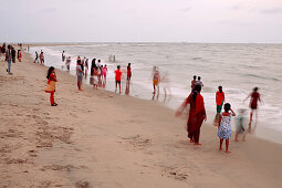 Familien gegen Abend am West-Strand von Fort Kochi, nahe Dutch Cemetery, Fort Kochi, Cochin, Kerala, Indien