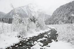 verschneites Bachbett, bei Schoppernau, Bezirk Bregenz, Bregenzerwald, Vorarlberg, Österreich
