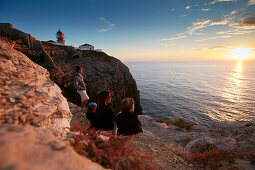 Familie, Leuchtturm am Cabo de Sao Vicente, Algarve, Portugal