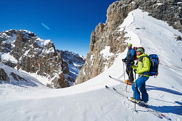 Zwei Männer stehen auf dem Gipfel Cima Grosté, Skitour, Brenta Gebirge, Dolomiten, Trentino, Italien